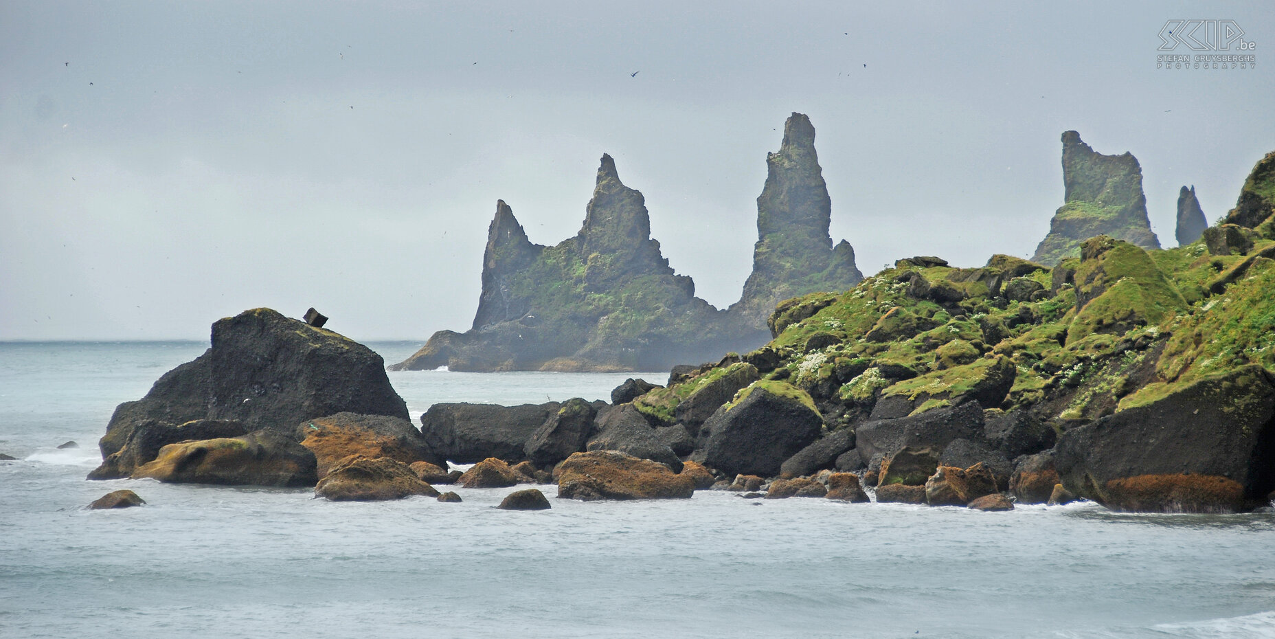 Vík - Reynisdrangar Nabij het stadje Vík liggen de basalten rotskusten van Reynisdrangar. De legende vertelt dat dit een driemaster van de trollen was die bij dageraad veranderde in steen. Stefan Cruysberghs